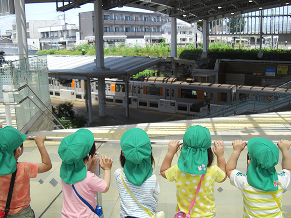 写真：電車を見る園児